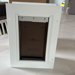 Pet Safe Pet Door Small BRAND NEW